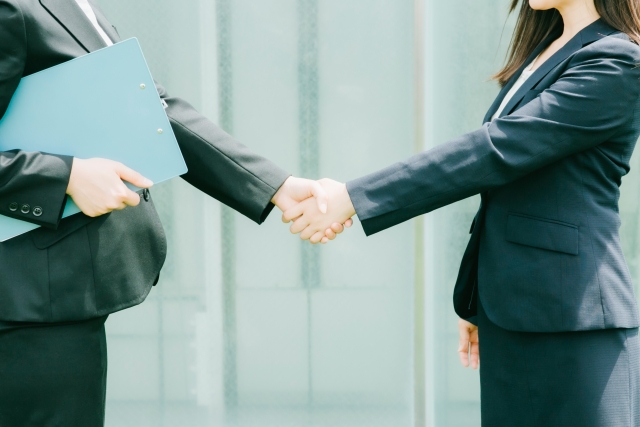 握手をする人