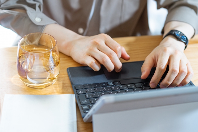 パソコンで検索する男性